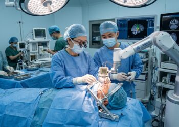 China realiza primeiro implante comercial de chip cerebral e avança na corrida das interfaces cérebro-computador