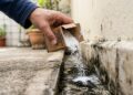 Adeus às manchas pretas: o ingrediente que pode remover o mofo das frestas em alguns minutos e sem esforço