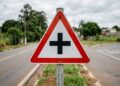 Você reconhece a placa triangular com uma cruz preta? Veja o significado antes de dirigir