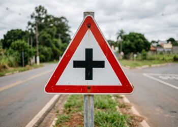 Você reconhece a placa triangular com uma cruz preta? Veja o significado antes de dirigir