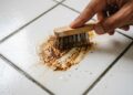 Adeus às manchas pretas: o ingrediente que pode remover o mofo das frestas em alguns minutos e sem esforço
