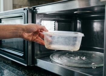 Você ainda coloca potes plásticos no micro-ondas? Saiba o que pode acontecer antes de aquecer sua próxima refeição