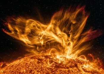Gigantesca nuvem de plasma é lançada pelo Sol e pode atingir a Terra parcialmente
