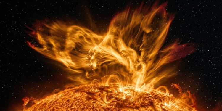 Gigantesca nuvem de plasma é lançada pelo Sol e pode atingir a Terra parcialmente