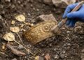 Arqueólogos descobrem joias de ouro de 3.400 anos que unem símbolos do Egito, da Grécia e do Oriente Próximo