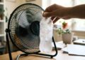 Antes de ligar o ar-condicionado, faça isso: garrafa de água congelada na frente do ventilador pode deixar o ambiente mais agradável