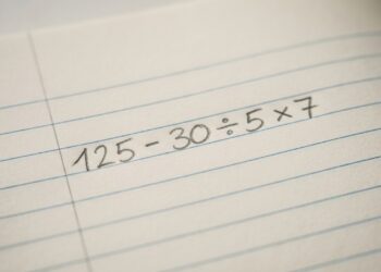 A internet travou nesta conta 12² + 40 ÷ 5 − 6: será que você encontra a saída?
