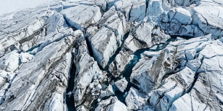 Groenlândia perde 105 bilhões de toneladas de gelo e cientistas descobrem um fenômeno que pode acelerar o derretimento