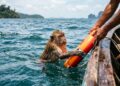 Um macaco foi encontrado sozinho no mar, já sem forças para nadar, e o que aconteceu depois emocionou quem viu