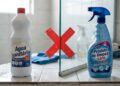 Nem água sanitária, nem produto caro: a misturinha com ingredientes naturais que está deixando o banheiro brilhando em poucos minutos