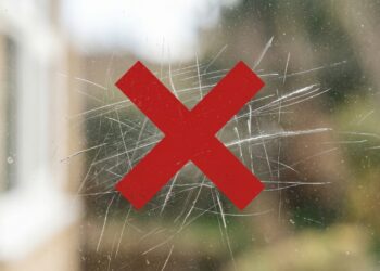 Adeus aos riscos no vidro: o truque caseiro simples que ajuda a recuperar janelas, mesas e portas arranhadas