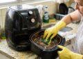 Como limpar uma air fryer muito engordurada? O método simples está conquistando quem busca praticidade na cozinha