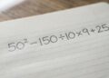 Este desafio 50² − 150 ÷ 10 × 9 + 25 está separando quem calcula de quem apenas chuta o resultado