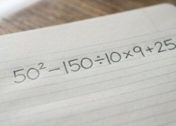 Este desafio 50² − 150 ÷ 10 × 9 + 25 está separando quem calcula de quem apenas chuta o resultado