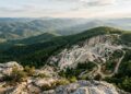 Gigantesca reserva de lítio descoberta sob montanhas tem material suficiente para fabricar 500 bilhões de celulares