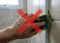 Pare de esfregar o rejunte sem resultado: essa técnica caseira ajuda a remover o mofo acumulado no box em poucas horas