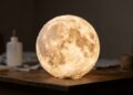 Ela usou papel higiênico, cola e um balão para criar uma luminária Lua Cheia que parece uma peça de decoração de luxo