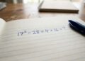 Um simples cálculo pode ser um labirinto mental: você consegue resolver 17² − 28 ÷ 4 + 16 sem se perder no caminho?