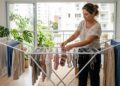 A técnica japonesa para secar roupas dentro de casa mais rápido: o truque simples no varal que reduz umidade e cheiro de mofo