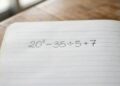 Apenas quem conhece a ordem das operações acerta 20² − 35 ÷ 5 + 7.