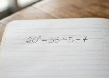 Apenas quem conhece a ordem das operações acerta 20² − 35 ÷ 5 + 7.