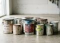 Parecia lixo de reforma, mas virou um móvel útil e bonito: a transformação das latas de tinta que viram itens de loja de luxo