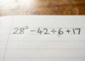 Esta expressão 28² − 42 ÷ 6 + 17 está confundindo até professores.