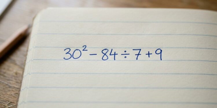 Aparentemente simples, mas este cálculo 30² − 84 ÷ 7 + 9 está enganando até quem é bom em matemática