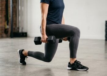 Os 3 exercícios que ajudam a fortalecer pernas e glúteos, inspirados na rotina de Charlize Theron