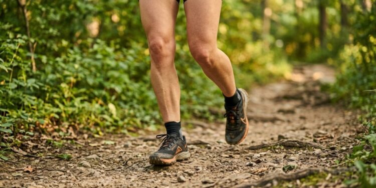Personal trainer revela 4 exercícios simples que podem melhorar suas caminhadas e reduzir o risco de lesões
