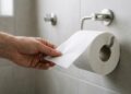 A posição do papel higiênico pode influenciar a higiene do banheiro e muita gente ainda não conhece esse detalhe