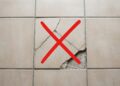 Como reparar azulejo rachado sem quebra-quebra e sem gastar uma fortuna: método caseiro transforma uma parede danificada em poucos passos