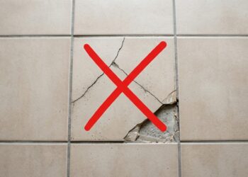 Como reparar azulejo rachado sem quebra-quebra e sem gastar uma fortuna: método caseiro transforma uma parede danificada em poucos passos
