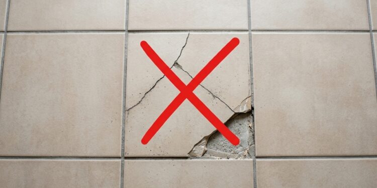 Como reparar azulejo rachado sem quebra-quebra e sem gastar uma fortuna: método caseiro transforma uma parede danificada em poucos passos