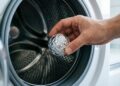 Por que tantas pessoas estão colocando bolinhas de papel alumínio na máquina de lavar? O motivo surpreende