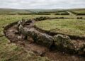 Arqueólogos encontram um misterioso círculo de pedras de 4.000 anos escondido sob um campo em Belfast