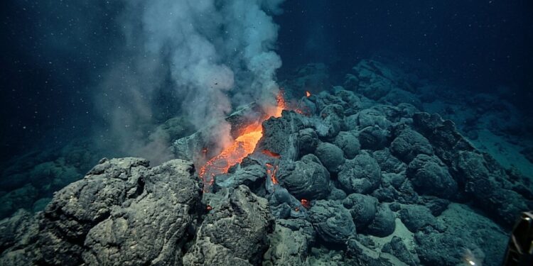 Pesquisadores registram fenômeno nunca visto antes: o nascimento de um novo fundo oceânico acontece diante dos olhos da ciência