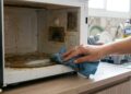 Como limpar o micro-ondas sem esforço: o truque simples que derrete a gordura em poucos minutos