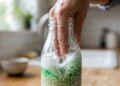Não jogue fora este ingrediente da cozinha: combinado com detergente, ele pode se tornar um aliado poderoso na limpeza doméstica
