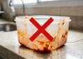 Antes de jogar fora um pote plástico manchado de molho de tomate, veja os métodos que podem ajudar a recuperar sua aparência