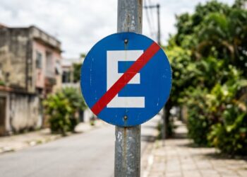 Você sabe o que significa a placa azul com um "E" cortado por uma faixa vermelha? Muita gente só descobre depois da multa