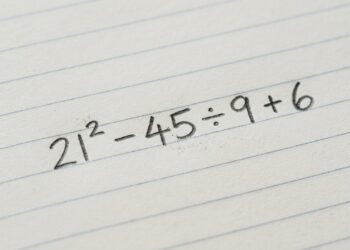Este cálculo 21² − 45 ÷ 9 + 6 está desafiando a lógica de muita gente: você consegue acertar?