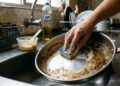 Como fazer uma pasta de limpeza que remove gordura difícil e deixa as panelas brilhando no primeiro uso