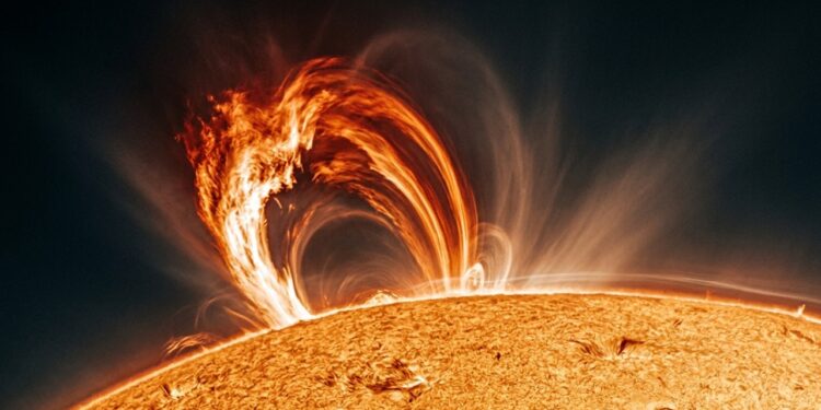 NASA registra poderosa erupção solar e tempestade geomagnética pode atingir a Terra