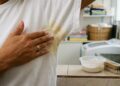 Antes de jogar a roupa amarelada fora, experimente este método que está conquistando milhares de pessoas