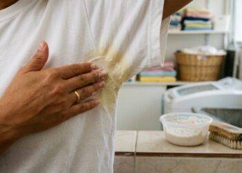 Antes de jogar a roupa amarelada fora, experimente este método que está conquistando milhares de pessoas