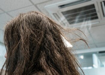 Ar-condicionado todos os dias: saiba como o seu cabelo pode estar sentindo os efeitos sem que você perceba