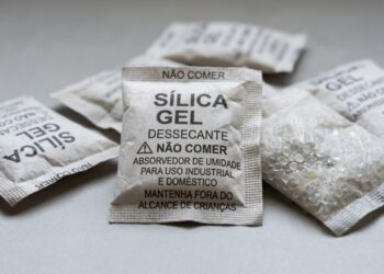 Saiba como reaproveitar aqueles pequenos sachês que quase todo mundo joga fora sem saber o quanto eles podem ser úteis
