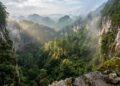 Na China, um sumidouro de 192 metros esconde árvores de 40 metros e três cavernas sob uma paisagem de calcário
