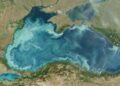 Satélite da NASA registra o Mar Negro coberto por espirais azul-turquesa causadas por organismos microscópicos visíveis do espaço